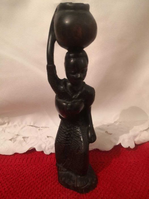 Статуэтка из черного дерева - Африканская девушка с кувшином.