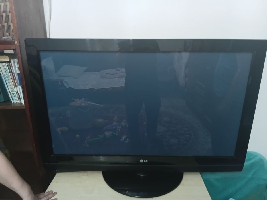 Телевизор lg,самсунг черный