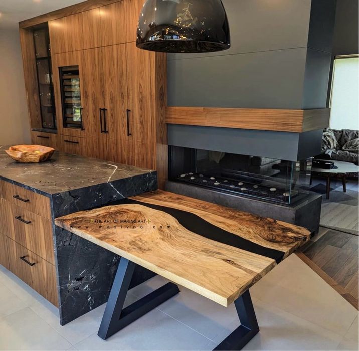 Маса от естествено дърво и епоксидна смола