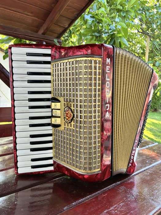 Acordeon Melojdia/Hohner cu 60 de basi