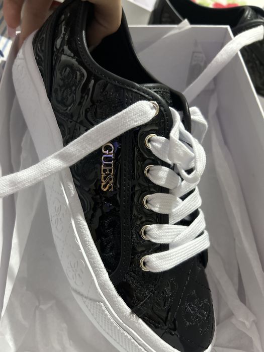 Adidasi GUESS noi