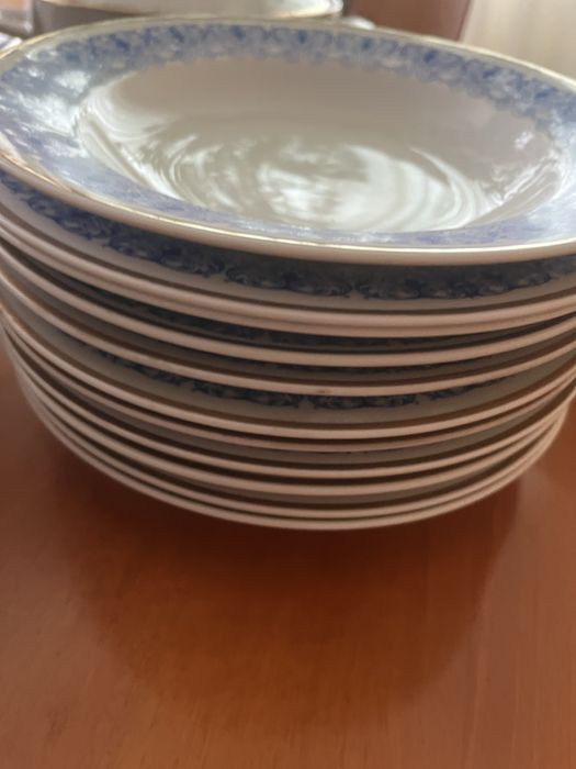 Порцеланов сервиз за хранене със златен кант произведен в България