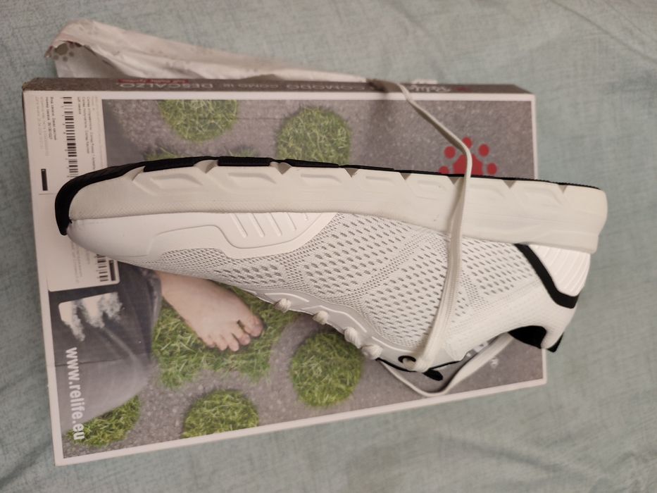 Продам кроссовки летние