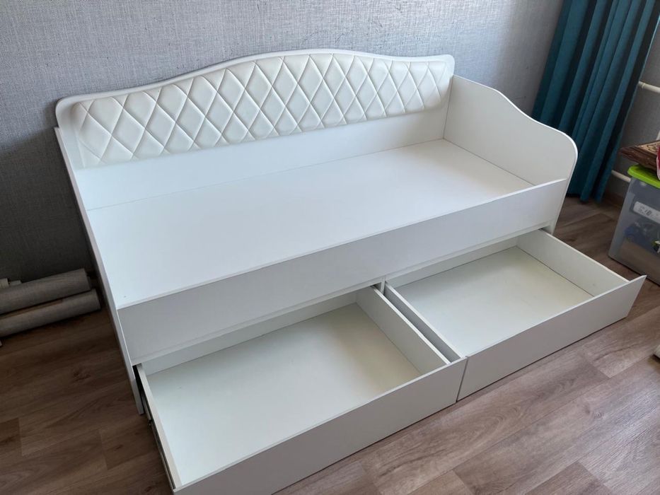 Кровать с матрасом