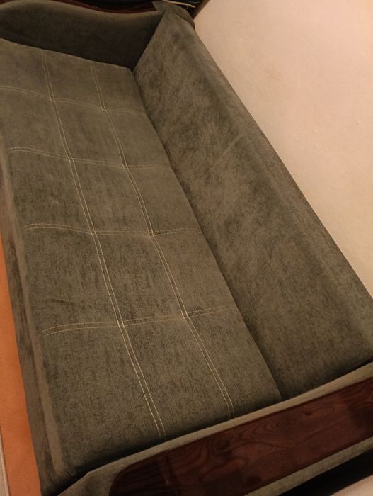 Диван с подушками