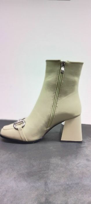 Нови дамски боти в млечно сив цвят-за стилна жена!35,36,37,38,39 разме