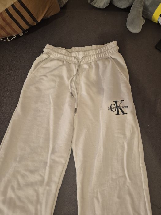 Оригинални бял панталон + бежова тениска Calvin Klein – София