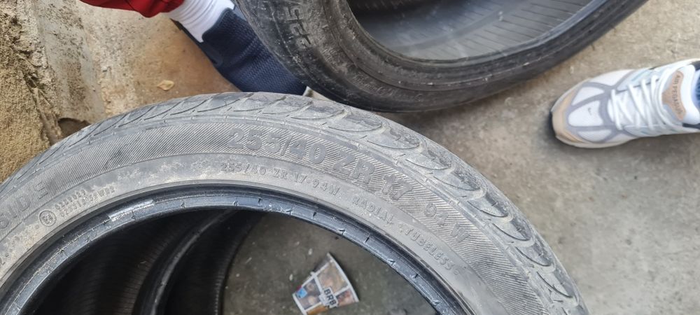 Cauciucuri 2.. 225.45.17 și 2.