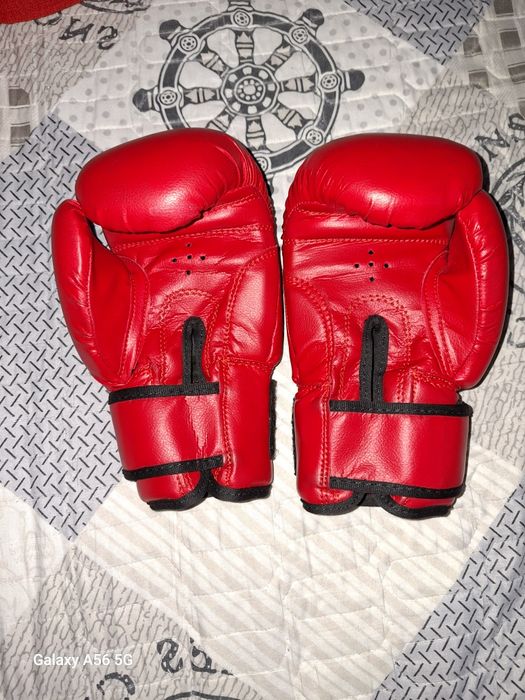 продам боксерские перчатки venum