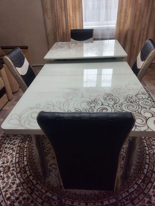 Продам столовый набор стол и 4 стула