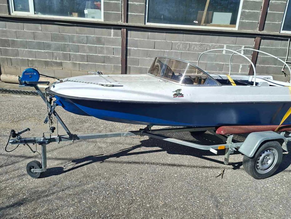 Лодка тримаран с колесар с регистрация