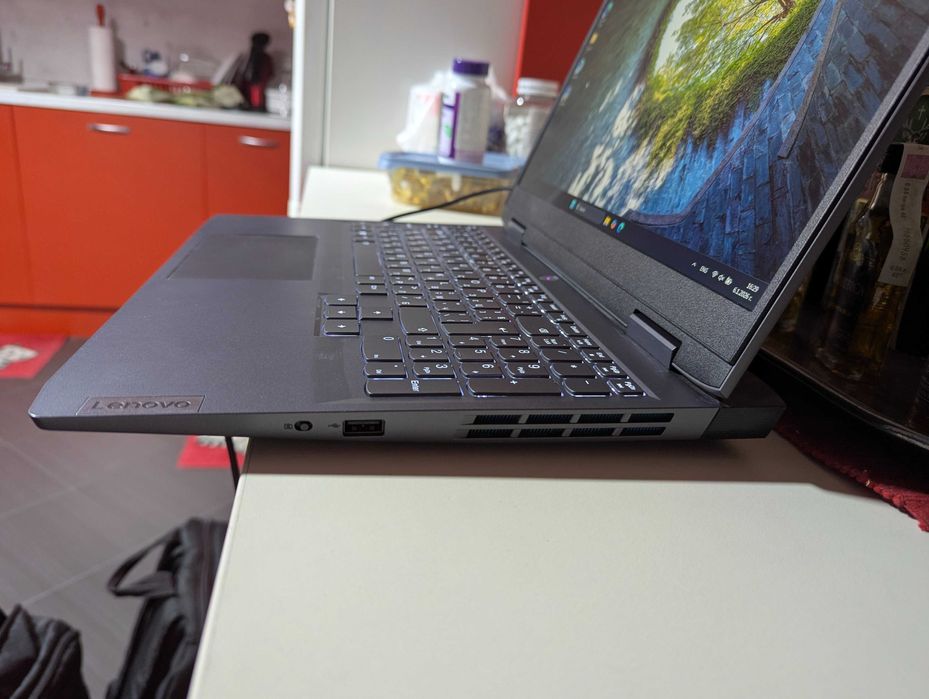 Лаптоп Lenovo LOQ 15APH8, Ryzen 7 7840HS, RTX 4050, FHD IPS 144Hz