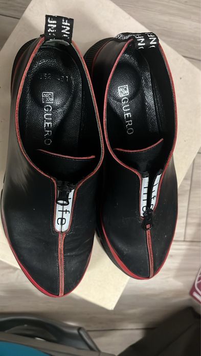 Продав женскую обувь