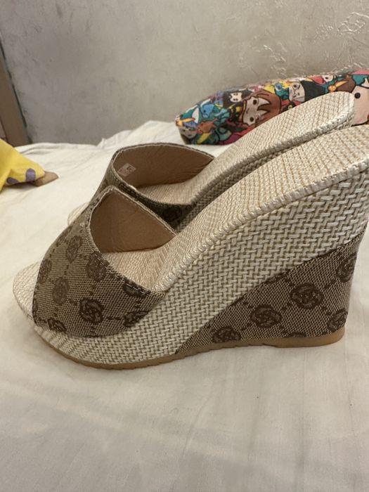 Продам женкие сабо новые