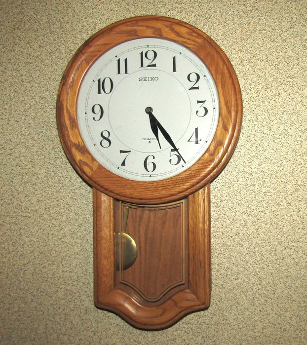 Стенен часовник с махало Seiko