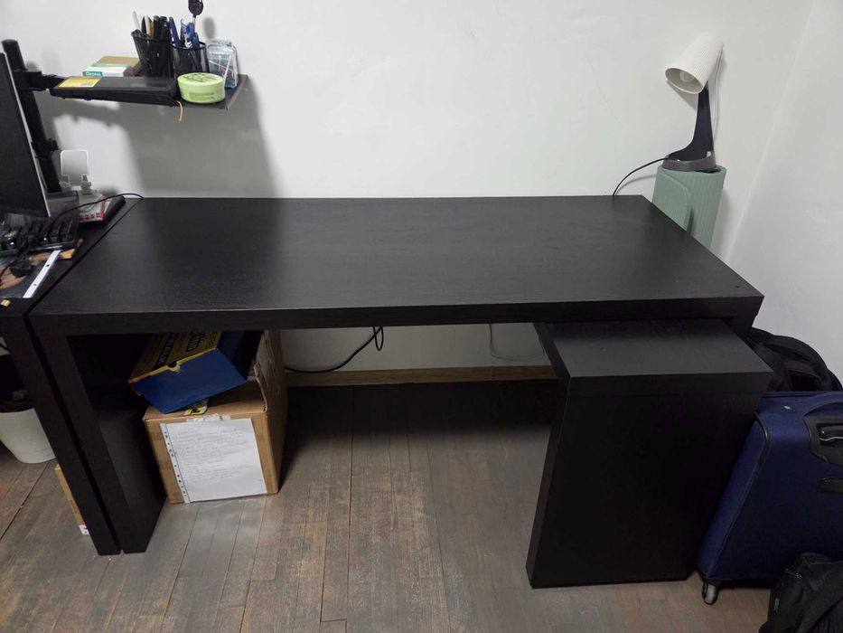 Бюро моделът MALM с издърпващ се плот от IKEA