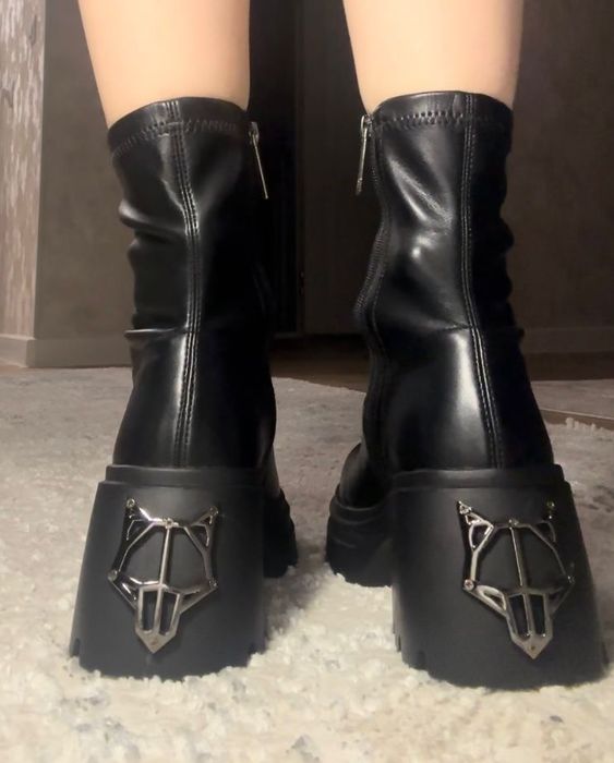 Стильные ботинки с металлическим волком
Размер: 37