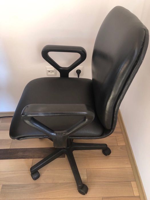 Кожен въртящ се стол