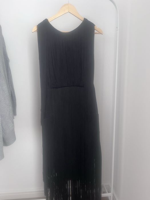 Rochie neagra ocazie cu franjuri.Se preteaza la persoane cu sâni mici ca nu este elastica.in jur de 53 kg greutate corporala