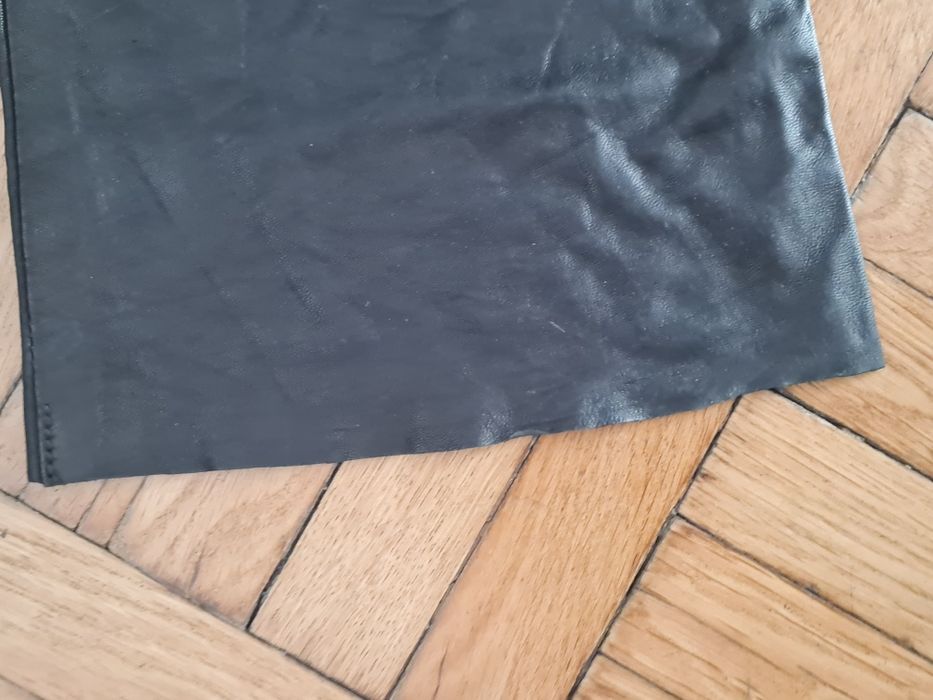 Pantaloni din piele