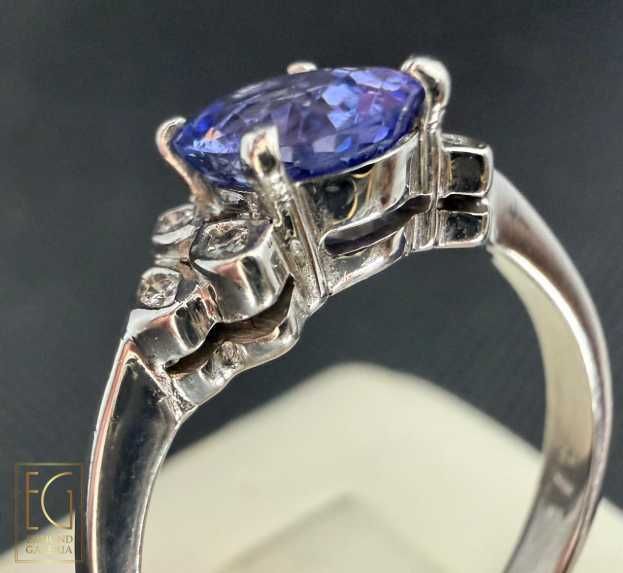 Inel din aur alb, decorat cu tanzanit și diamante