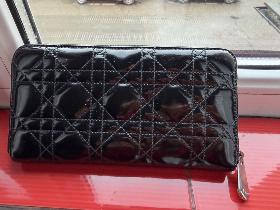 Vând Portofel Lady Dior zip- around din piele lăcuită neagră