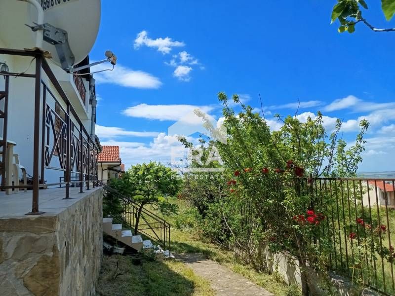 Къща на 3 километра от плажа и с изглед към залива на Слънчев Бряг