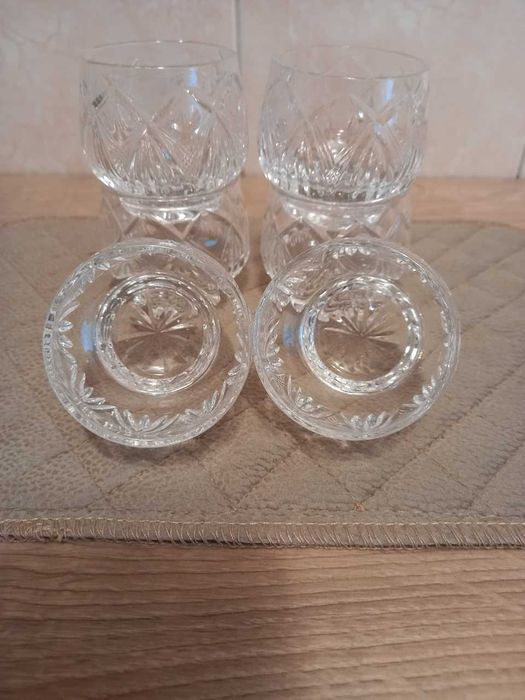 Хрустальные рюмки.