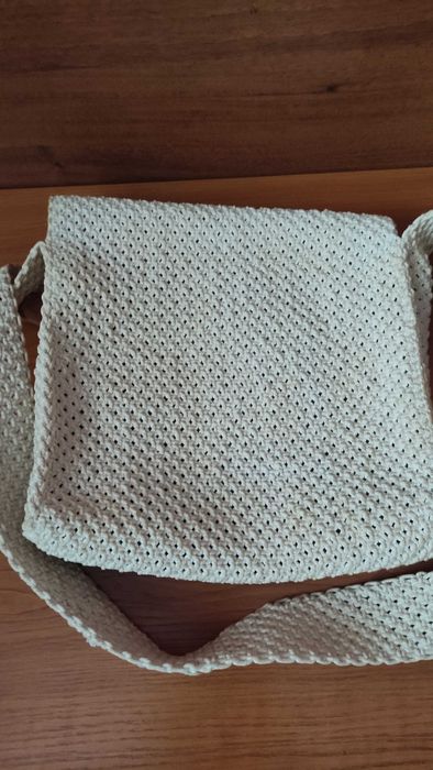 Дамска чанта ръчно плетена на една кука