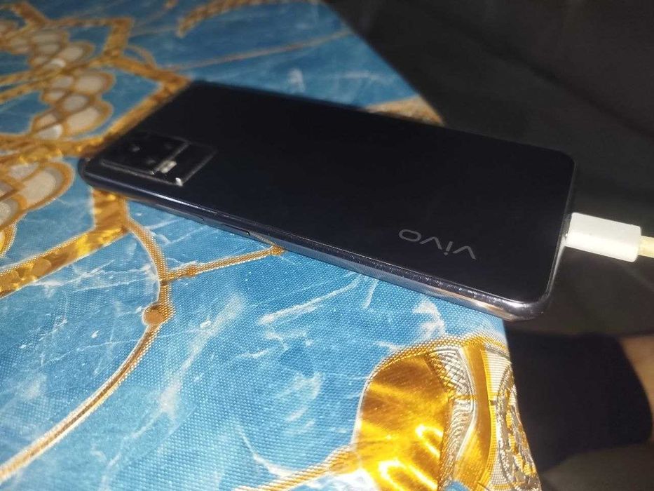 Vivo v21e s nauwnikom