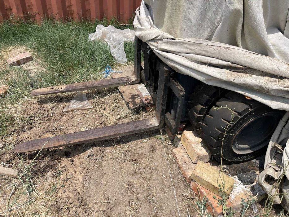 Продается вилочный погрузчик электрический с зарядным устройством.