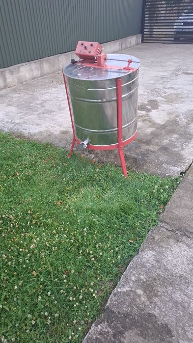 Vând centrifuga apicola