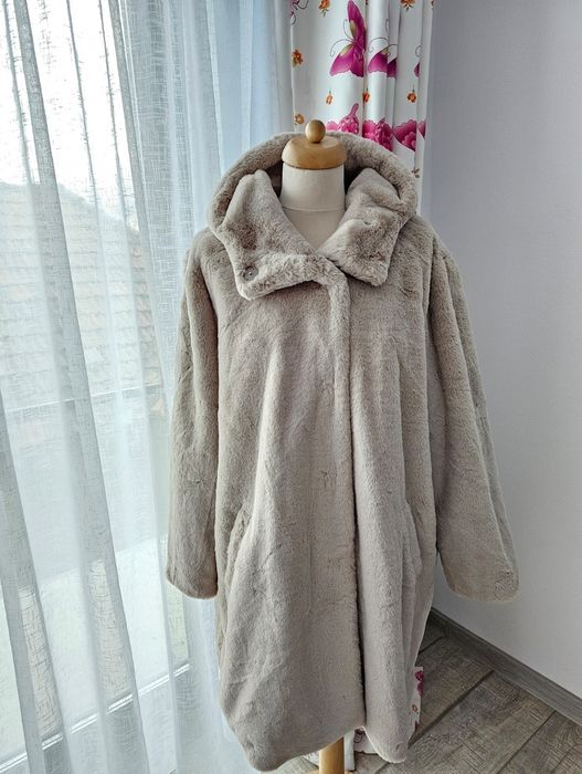 Vând haine de blana ecologica cu gluga foarte ușoare și calduroase noi