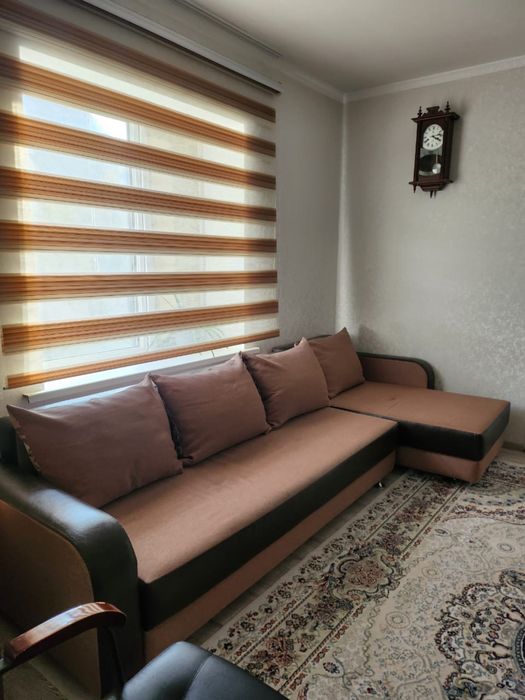 Угловой диван коричневый