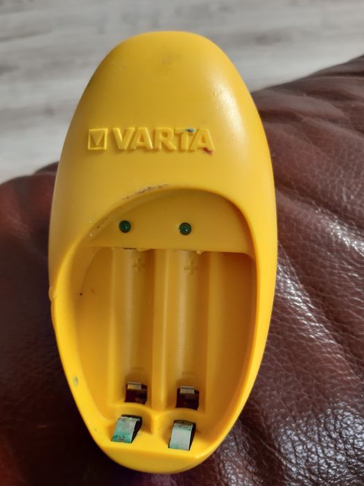 Vând încărcător Varta