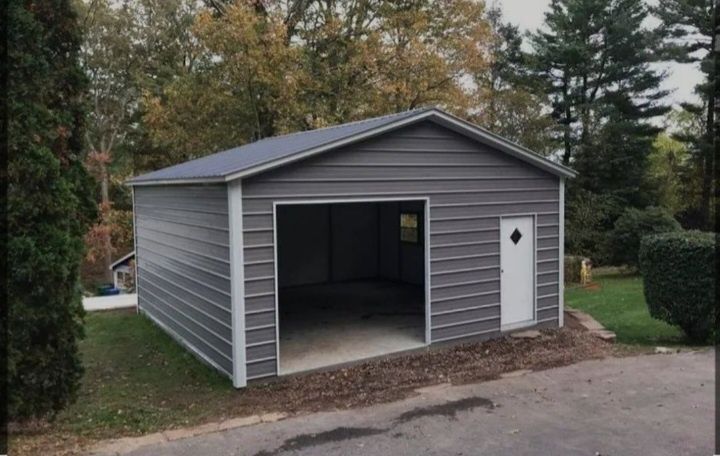 Garaje auto pe structura metalica învelite cu panouri Sandwich