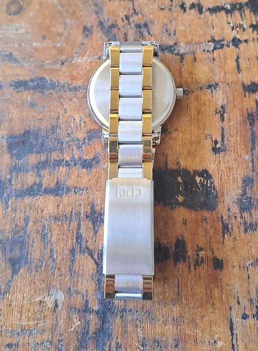 часовник Q&Q позлатен и сребрист кварцов с каишка неръждаема стомана