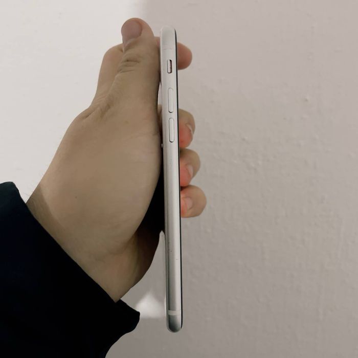 iPhone SE 2020 в белом цвете