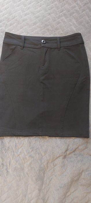 Къса пола, черна