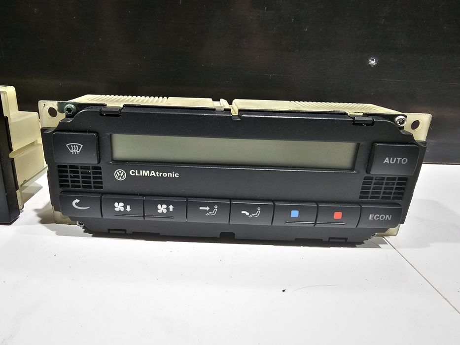 panou climatronic original volkswagen golf 4 / passat b5 

stare buna