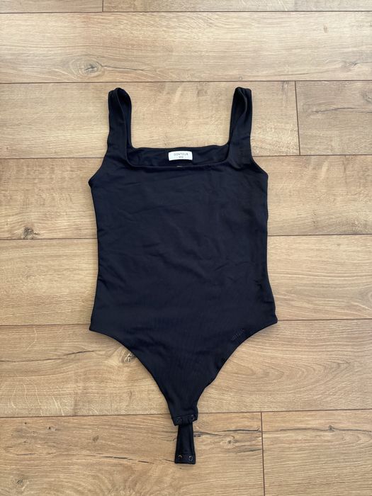 Боди Babaton от Aritzia Contour, подчертано квадратно деколте, включени черни чорапи