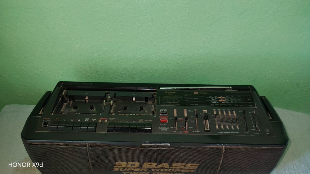 Продаю магнитофон Hitachi.