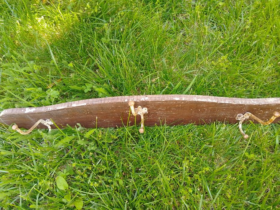 Дървена закачалка