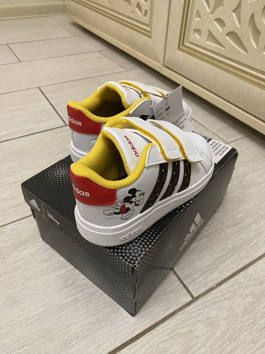 Продам детские кроссовки Adidas