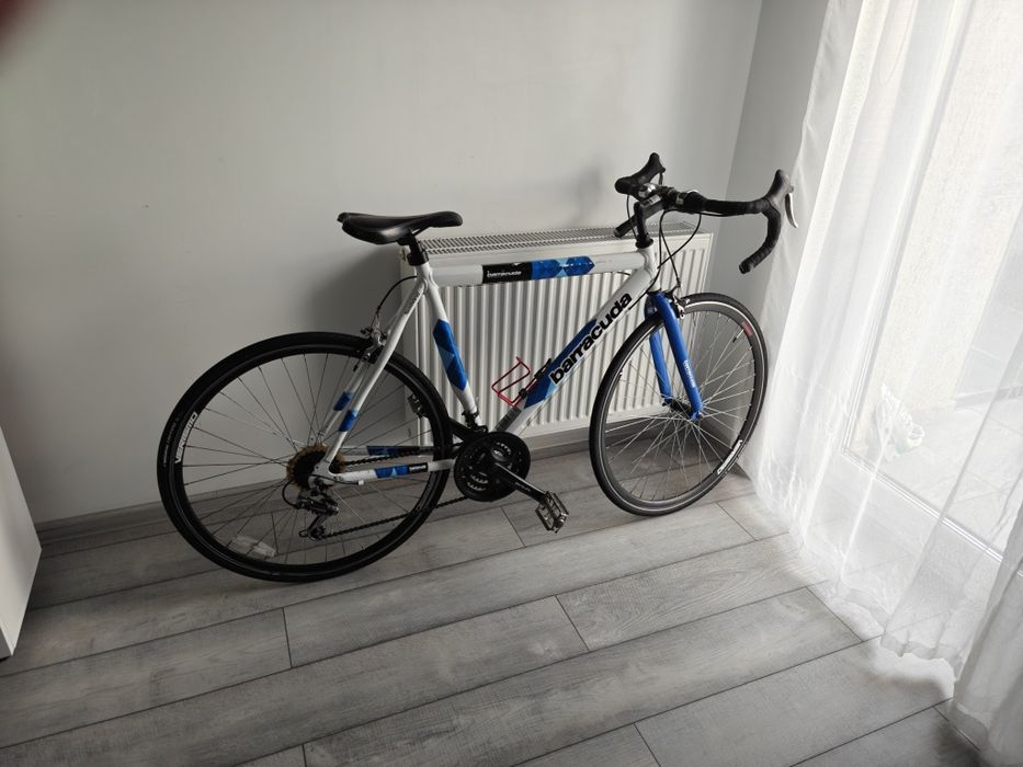 Cursieră Barracuda, 21 viteze (3x7), foarte rapidă, cauciucuri noi cumpărate pe 09.07.2026. Stare bună, gata de utilizare!