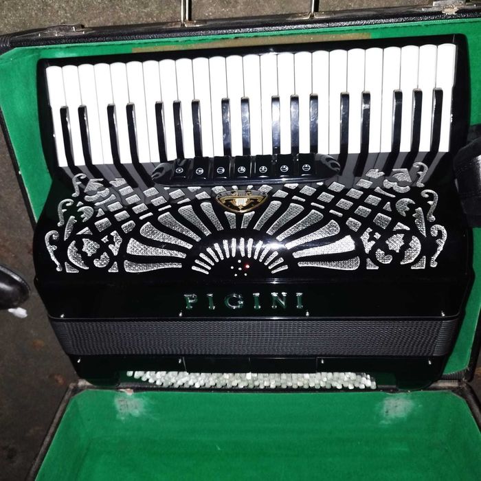 Vand acordeon Pigini cu sunet perfect pt cine cunoaște, 9 kg numai