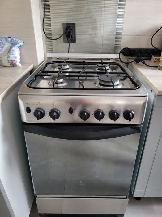 Газовая плита в хорошем состоянии