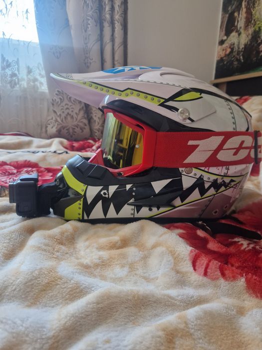 Vand Gopro Hero 5 black si casca de Enduro/Cross  marimea M ,la pachet sau separat!