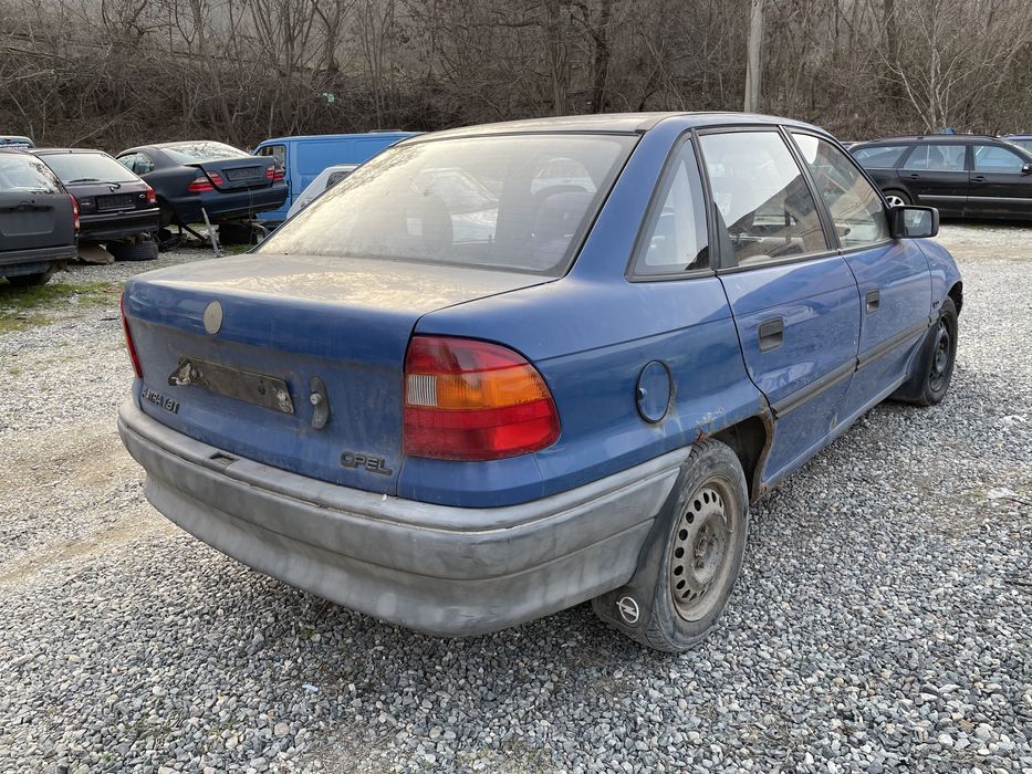Opel Astra 1.8 90кс 1994 На Части
