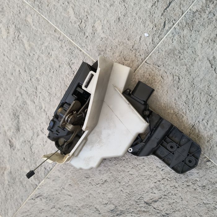 Брава предна лява за пасат б5